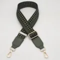 Vue détaillée de la bandoulière de sac tissée vert et noir avec boucles métalliques dorées. - Crochet en Argent / Base Noire Vert Armée + Cuir Vert Armée