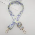 Detalle de correa de bolso con estampado floral, ajustable con herrajes dorados para bolsos. - Flor Beige Morado Claro
