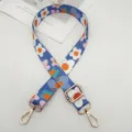 Moderna correa de bolsa ancha con estampado floral colorido y ganchos metálicos dorados. - Flor Blanca Naranja Azul