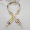 Vista detallada correa de bolso estilo étnico, cinturón de lona ajustable con ganchos dorados. - Floral Blanco y Amarillo