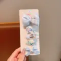 Dettaglio di fermagli per capelli blu carini, set di accessori con fiocco e orsetto per bambini. - Set di 5 Pezzi Cucciolo con Fiocco / Blu