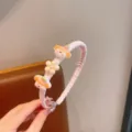 Primo piano dettagliato del grazioso cerchietto rosa per bambini con animali e fiori carini. - Cerchietto Fiore Cane
