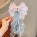 Vista dettagliata della forcina per capelli con fiocco da principessa, perle e nastri in organza. - Fermaglio con Fiocco Blu