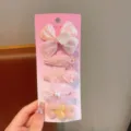 Vista di dettaglio del set di fermagli per capelli con conchiglia sirena rosa per bambina - Set di 5 Pezzi Conchiglia Fiocco / Rosa