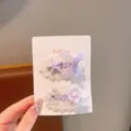 Vista dettagliata di fermagli per capelli in pizzo viola dolce con fiocchi e decorazioni floreali. - Stile Pizzo Begonia Viola (Paio)