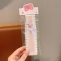 Primo piano dettaglio di grazioso cerchietto patch frangia in pizzo rosa per bambini. - Fiocco / Viola Stella marina