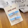 Fermagli per capelli a quadretti blu con strass cuore, accessori carini in dettaglio. - Paio Mollette Dratte Doppio Strato Blu