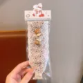 Bellissimo cerchietto largo in pizzo con ciondoli di orsetto e ciliegia, perfetto accessorio quotidiano. - Stile Orso e Ciliegia / Caffè