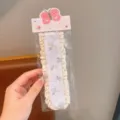 Vista dettagliata della fascia per capelli da bambino con cartolina farfalla rosa e pizzo. - Adesivo Magico Verde Margherita