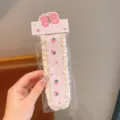 Dettaglio adesivo per frangia in pizzo di fragola rosa, simpatico strumento per acconciatura bimbi. - Adesivo Magico Rosa Fragola