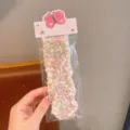 Vista dettagliata dell'accessorio per capelli con frangia in pizzo floreale e carta farfalla. - Adesivo Magico Rosa Floreale