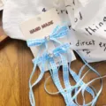 Detalle de pinza de pelo lazo estrás cuadros azul, accesorio de pelo bonito y dulce. - Par Pinzas Lazo Cinta Azul