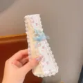 Vista dettagliata di fermaglio frangia pizzo floreale bambini con grazioso coniglietto e fiocco. - Fiocco Blu