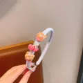 Grazioso cerchietto a quadri blu con ciondoli orsetto e ciliegia in resina per bambine. - Cerchietto Ciliegia Orso