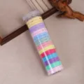 Vista dettagliata di elastici per capelli colorati in tubo di plastica trasparente, pratici. - Colore Caramella Ondulato