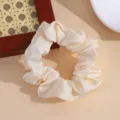 Elastico per capelli in raso crema tinta unita, accessorio elegante per donne e ragazze. - Scrunchie Bianco Latte