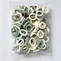 Vista dettagliata di elastici per capelli colorati per bambini, morbidi ed elastici. - Confezione da 100 Pezzi (2cm, Busta OPP) / Verde Militare