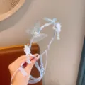 Vista dettagliata della fascia per capelli con farfalla e fiori blu per feste di ragazze. - Stile Nastro / Blu