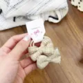 Primo piano di elastici per capelli con fiocco a quadri e floreale per ragazze, tessuto morbido. - Elastici per capelli con fiocco beige