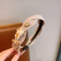 Grazioso cerchietto a quadri marrone per bambini con orsetto e fiocco per lo styling quotidiano. - Cerchietto Piccolo Cane Fiocco