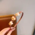 Cerchietto in tessuto marrone carino per bambini con dettagli di ciondoli in resina di orsetto. - Cerchietto Cuore d'Orso