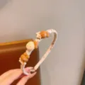 Cerchietto in tessuto per bambini con simpatici ciondoli orsetto in resina dettaglio - Cerchietto Coniglio e Fragola