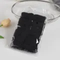 Vista dettagliata del elastico per capelli in spugna nera spessa, accessorio morbido in maglia. - Serie Nera
