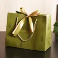 Retro grüne Geschenktüte mit Tannenmuster und eleganter goldener Schleife für Feste. - M / Grüner Glücksbaum