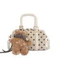 Sac à main à pois beige avec joli pendentif ours en peluche, bandoulière élégante. - Blanc