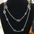 Vue détaillée du collier en chaîne argentée, mettant en valeur la finesse des maillons. - 120cm / Acier