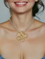 Primo piano dettagliato della collana bicolore in acciaio con ciondolo a fiore. - fiore grande