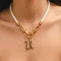 Collana con ciondolo alfabeto serpente oro e catena in corda bianca gioielli moda donna - Lettera U