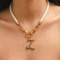 Collana con lettera Z dorata e catena in corda bianca, elegante gioiello pendente in acciaio donna. - Lettera Z