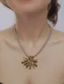 Collana con catena di palline in acciaio inossidabile bicolore e ciondolo sole astratto. - Petalo Liscio