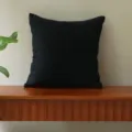 Mayro plehto maxilari rihou gia to aneto sofa tou saloniou kai to omorfo grafeio sas. - 45x45cm (Xoris Pyras) / Μαύρο μονής όψης