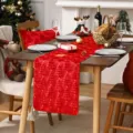 Tavola di Natale runner rosso decorazione festiva con alberi goffrati e stelle dorate. - Rosso Vivo