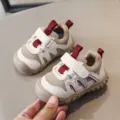 Primo piano di scarpe da ginnastica per neonati, mesh beige e bianco con dettagli rossi. - Taglia 16 (Lunghezza Interna 12cm) / Kaki