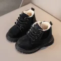 Vue détaillée de bottes d'hiver noires pour enfants avec doublure peluche et semelle épaisse. - Taille 21 (Longueur Intérieure 13.5) / Noir (Polaire Épaisse)