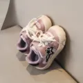 Vista dettagliata di scarpe da camminata per neonati con motivo plaid rosa e stella. - Viola