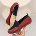 Zweifarbige Damen Loafer mit Nähten, Vintage Slipper Flache Freizeitschuhe in Rot und Schwarz. - 36 / Schwarz Rot