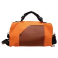 Detailansicht der großen orangefarbenen Segeltuchtasche mit brauner Ledertasche und Gurten. - Orange