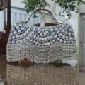 Glitzernde Kristall Abendtasche mit funkelnden Strasssteinen und elegantem Metallgriff. - Blau