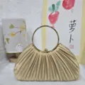 Goldene plissierte Abendtasche mit rundem Metallringgriff, elegante Clutch fuer Party und Gala. - Gold