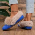 Gros plan détaillé de chaussures d'hiver en peluche douce avec fourrure et semelle plate chaude. - Bleu