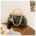 Chinesisch gestickte Kussverschluss Abendtasche mit Perlenhenkel und Kette für Damen. - Schwarz