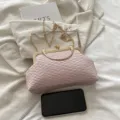 Elegante rosafarbene Plissee Abendtasche mit schickem Goldkettenriemen und Metallgriff. - 22x6x14cm / Khaki