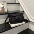 Schwarze Nylon Umhängetasche, minimalistische lässige Crossover Tasche für Damen Alltag. - Schwarz