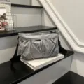 Graue lässige Nylon Umhängetasche für Damen, schlichte einfarbige Schultertasche mit Gurt. - Grau