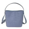 Detailansicht der stylischen blauen geflochtenen Leder-Eimer Tasche mit Henkel und Riemen. - Blau
