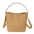Detailansicht der geflochtenen Leder-Eimertasche mit weicher Textur und praktischem Griff. - Gelb